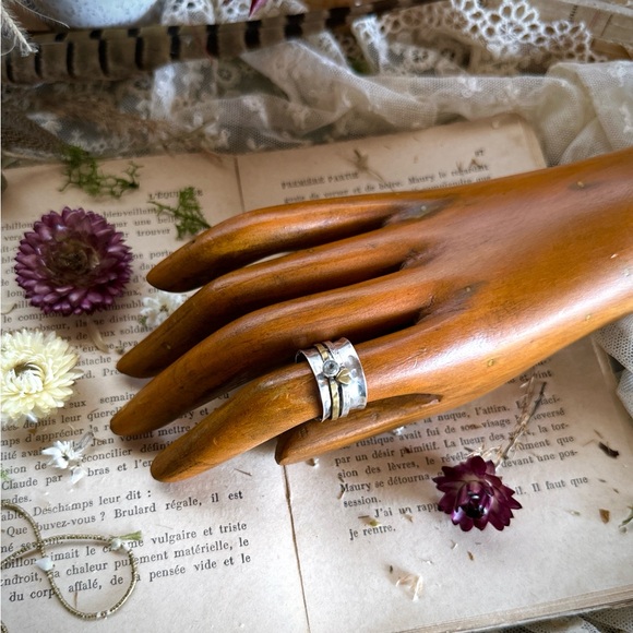 925 Sterling Silver & Bronze Hammered Spinner Ring - Picture 4 of 13